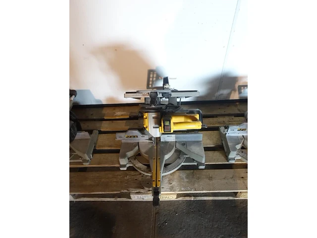 Zaagmachine dewalt - afbeelding 2 van  4