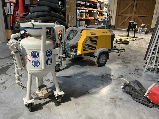 Zandstraalinstallatie compleet met compressor, ketel, ontvochtiger, slangen, straalslang en helm. - afbeelding 1 van  42