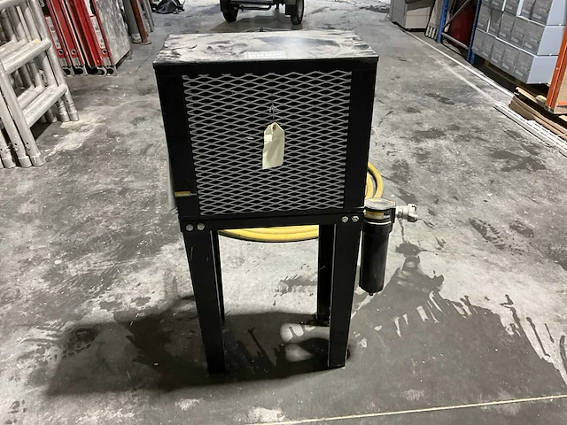 Zandstraalinstallatie compleet met compressor, ketel, ontvochtiger, slangen, straalslang en helm. - afbeelding 14 van  42