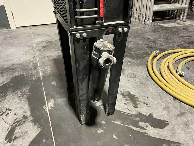 Zandstraalinstallatie compleet met compressor, ketel, ontvochtiger, slangen, straalslang en helm. - afbeelding 16 van  42