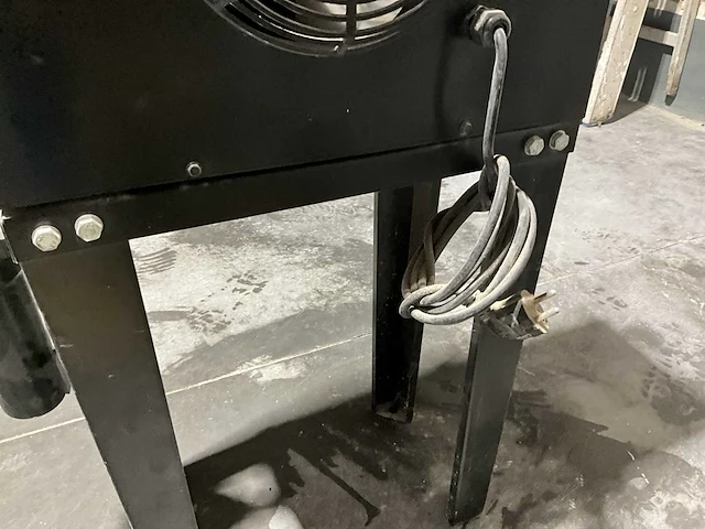 Zandstraalinstallatie compleet met compressor, ketel, ontvochtiger, slangen, straalslang en helm. - afbeelding 18 van  42