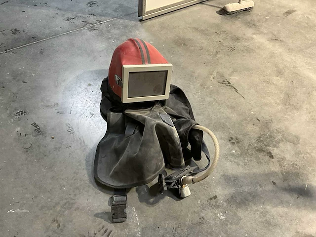 Zandstraalinstallatie compleet met compressor, ketel, ontvochtiger, slangen, straalslang en helm. - afbeelding 20 van  42