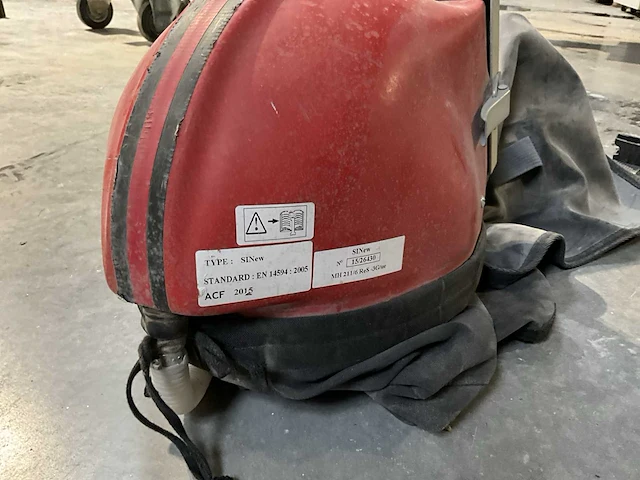 Zandstraalinstallatie compleet met compressor, ketel, ontvochtiger, slangen, straalslang en helm. - afbeelding 21 van  42