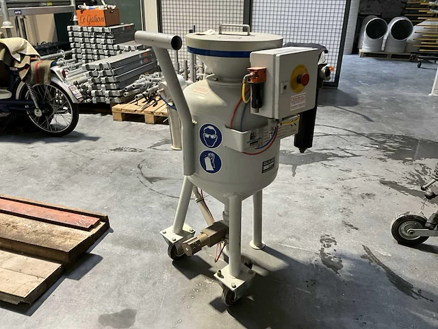 Zandstraalinstallatie compleet met compressor, ketel, ontvochtiger, slangen, straalslang en helm. - afbeelding 12 van  42