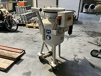 Zandstraalinstallatie compleet met compressor, ketel, ontvochtiger, slangen, straalslang en helm. - afbeelding 12 van  42