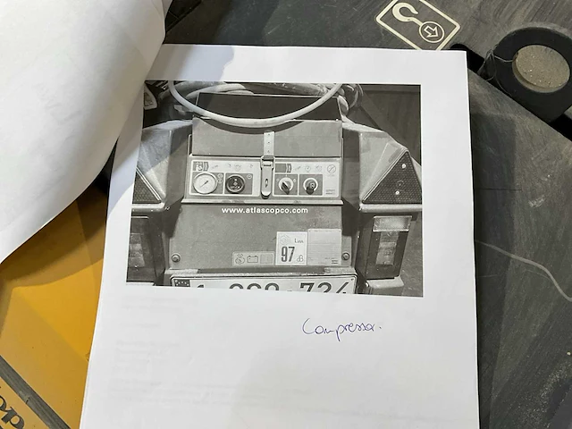 Zandstraalinstallatie compleet met compressor, ketel, ontvochtiger, slangen, straalslang en helm. - afbeelding 33 van  42