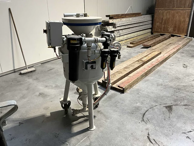 Zandstraalinstallatie compleet met compressor, ketel, ontvochtiger, slangen, straalslang en helm. - afbeelding 23 van  42