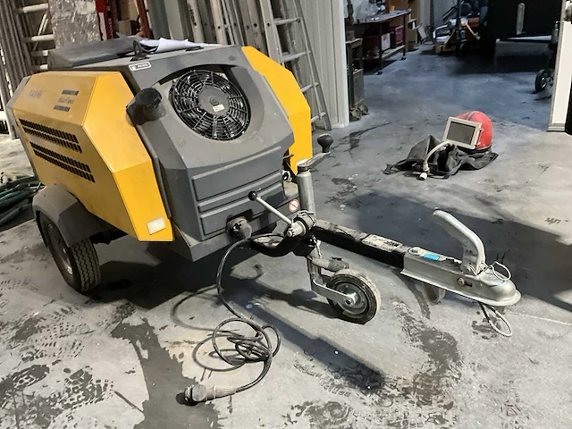 Zandstraalinstallatie compleet met compressor, ketel, ontvochtiger, slangen, straalslang en helm. - afbeelding 36 van  42
