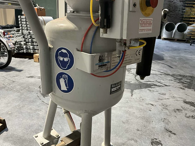 Zandstraalinstallatie compleet met compressor, ketel, ontvochtiger, slangen, straalslang en helm. - afbeelding 38 van  42