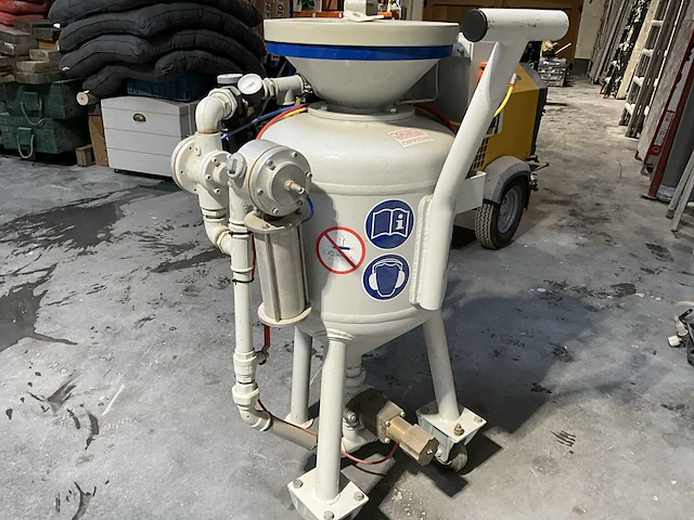 Zandstraalinstallatie compleet met compressor, ketel, ontvochtiger, slangen, straalslang en helm. - afbeelding 39 van  42