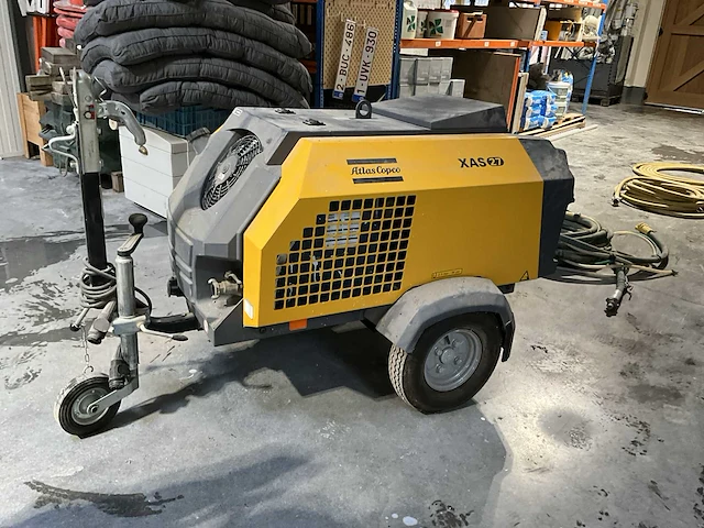 Zandstraalinstallatie compleet met compressor, ketel, ontvochtiger, slangen, straalslang en helm. - afbeelding 40 van  42