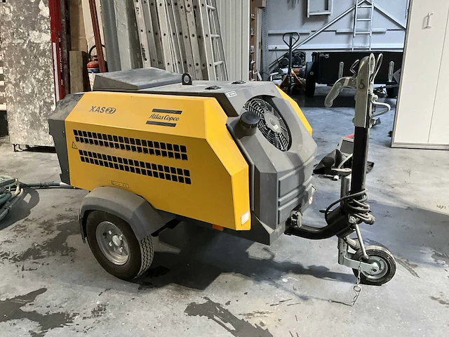 Zandstraalinstallatie compleet met compressor, ketel, ontvochtiger, slangen, straalslang en helm. - afbeelding 42 van  42