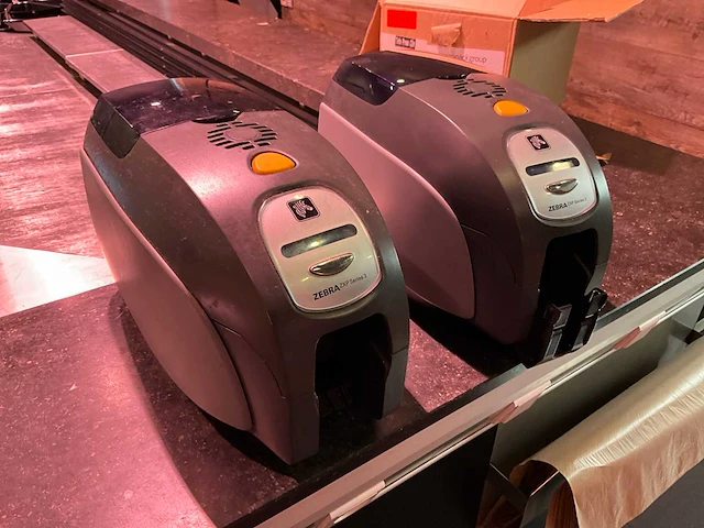 Zebra zxp series 3 printer voor pvc kaarten (2x) - afbeelding 1 van  10