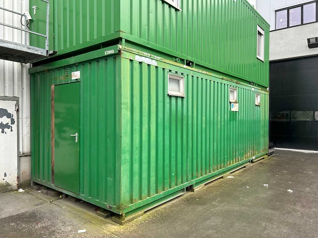 Zeecontainer met kleedruimte - afbeelding 1 van  5