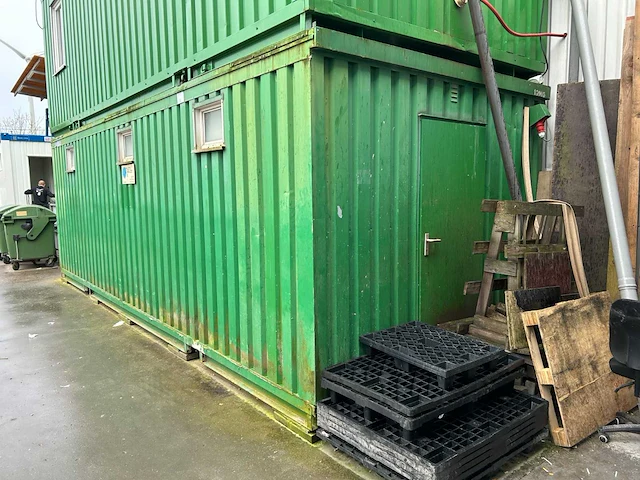 Zeecontainer met kleedruimte - afbeelding 2 van  5