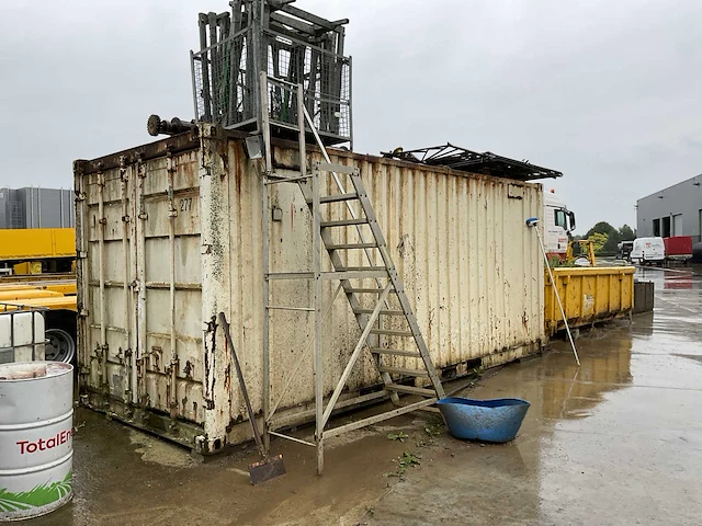 Zeecontainer met mazoutpomp - afbeelding 2 van  6