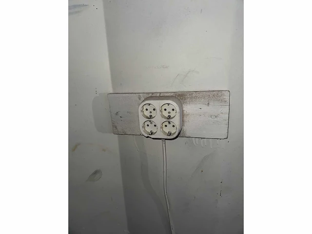 Zeecontainer met verlichting en elektriciteit compleet met inbouwkast. - afbeelding 7 van  18