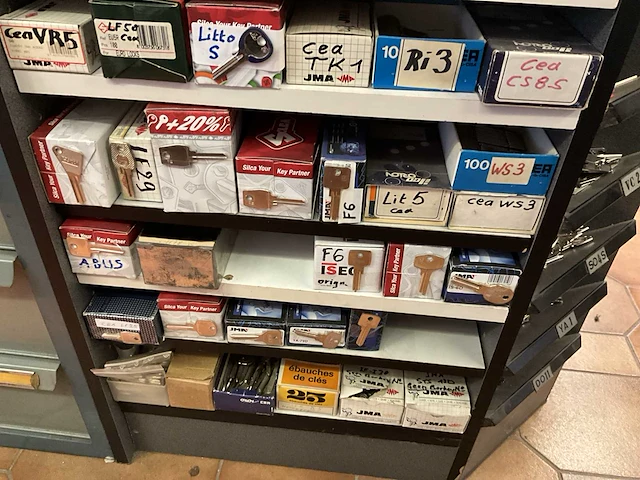 Zeer grote partij diverse blanco sleutels - afbeelding 15 van  37