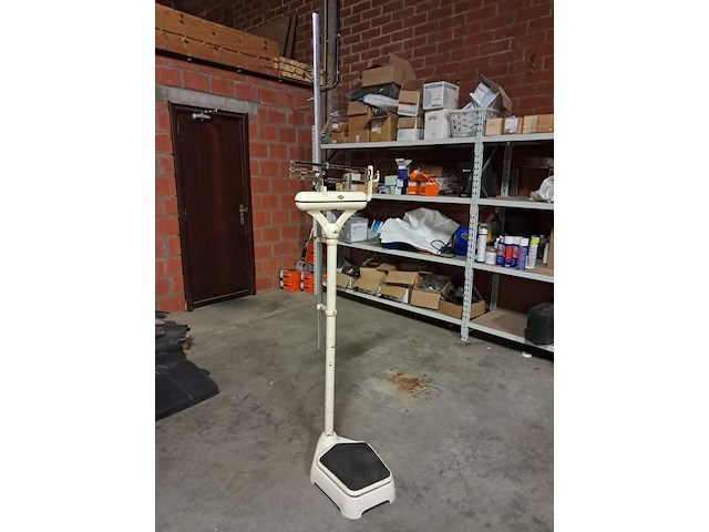 Zeer oude personenweegschaal+meetlat ziekenhuis - afbeelding 1 van  8