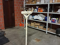 Zeer oude personenweegschaal+meetlat ziekenhuis - afbeelding 1 van  8