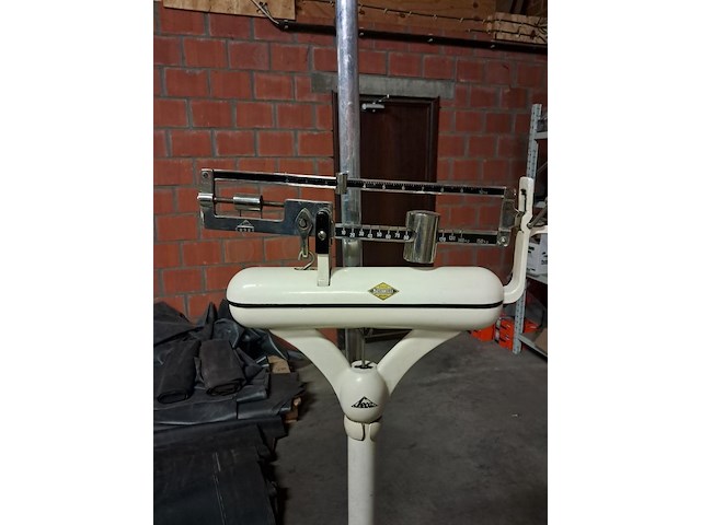 Zeer oude personenweegschaal+meetlat ziekenhuis - afbeelding 2 van  8