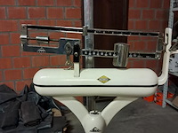 Zeer oude personenweegschaal+meetlat ziekenhuis - afbeelding 2 van  8