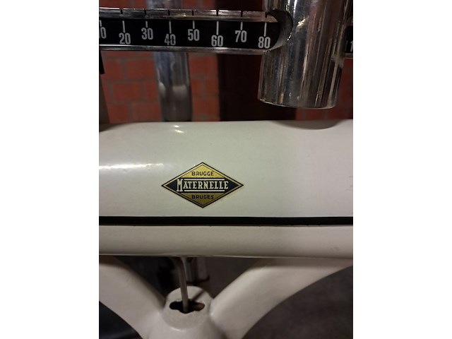 Zeer oude personenweegschaal+meetlat ziekenhuis - afbeelding 3 van  8