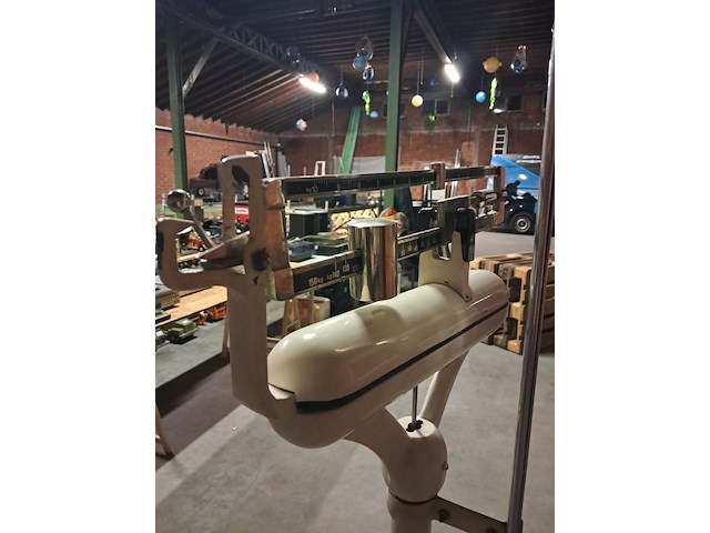 Zeer oude personenweegschaal+meetlat ziekenhuis - afbeelding 6 van  8