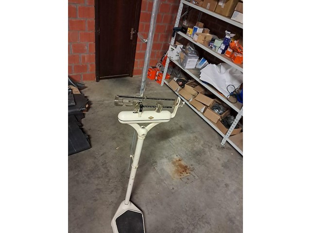 Zeer oude personenweegschaal+meetlat ziekenhuis - afbeelding 8 van  8