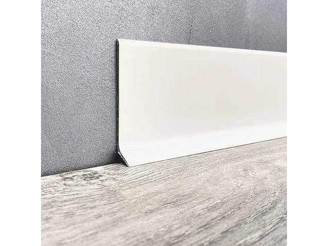 Zelfklevende vinyl plintstrip 10cm hoog, 6m op rol - afbeelding 3 van  5