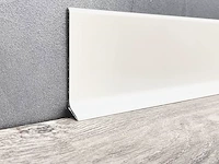 Zelfklevende vinyl plintstrip 10cm hoog, 6m op rol - afbeelding 3 van  5