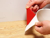Zelfklevende vinyl plintstrip 10cm hoog, 6m op rol - afbeelding 5 van  5