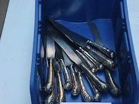 Zes grote (24 cm) en zeven kleine messen (22 cm). heft van zilver gevuld, versierd met schelpmotief. - afbeelding 1 van  1
