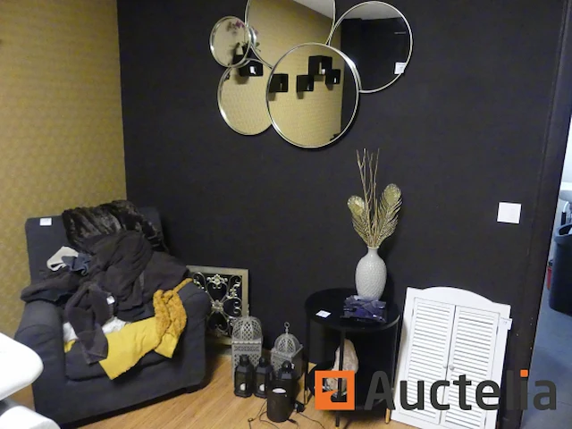 Zetel en decoraties verschillend - afbeelding 4 van  10