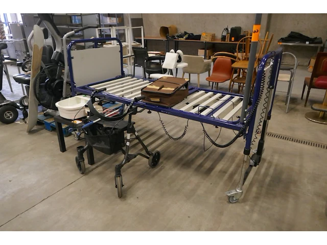 Ziekenhuisbed + cpap machine + diverse items - afbeelding 1 van  9