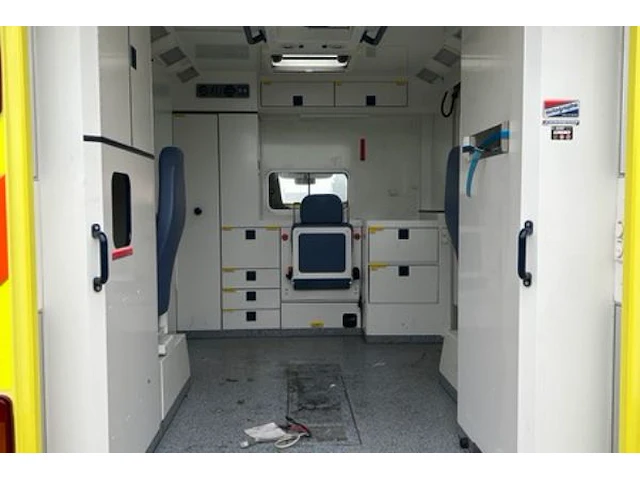 Ziekenwagen mercedes sprinter - afbeelding 8 van  41