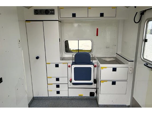 Ziekenwagen mercedes sprinter - afbeelding 9 van  41