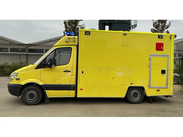 Ziekenwagen mercedes sprinter - afbeelding 1 van  41