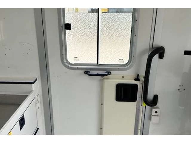 Ziekenwagen mercedes sprinter - afbeelding 14 van  41