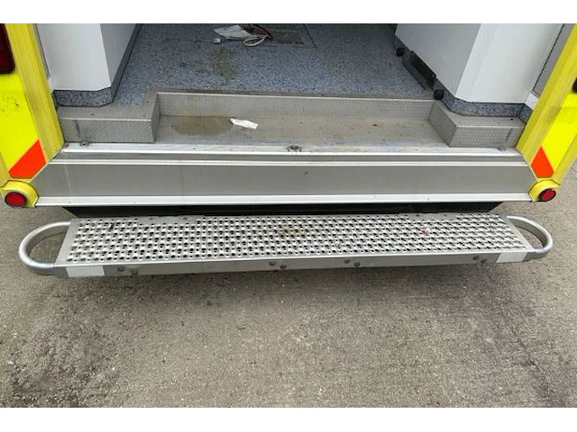 Ziekenwagen mercedes sprinter - afbeelding 17 van  41