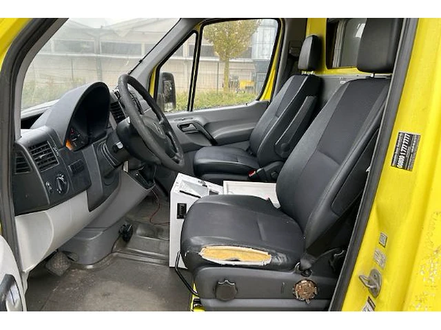 Ziekenwagen mercedes sprinter - afbeelding 23 van  41