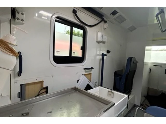 Ziekenwagen mercedes - afbeelding 5 van  16