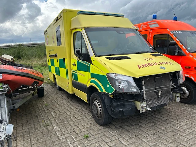 Ziekenwagen mercedes - afbeelding 1 van  16