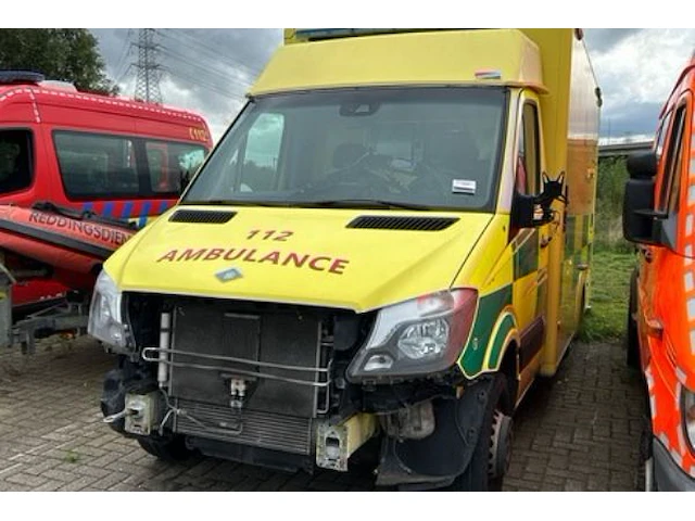Ziekenwagen mercedes - afbeelding 9 van  16