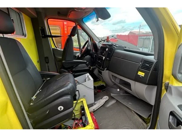 Ziekenwagen mercedes - afbeelding 10 van  16