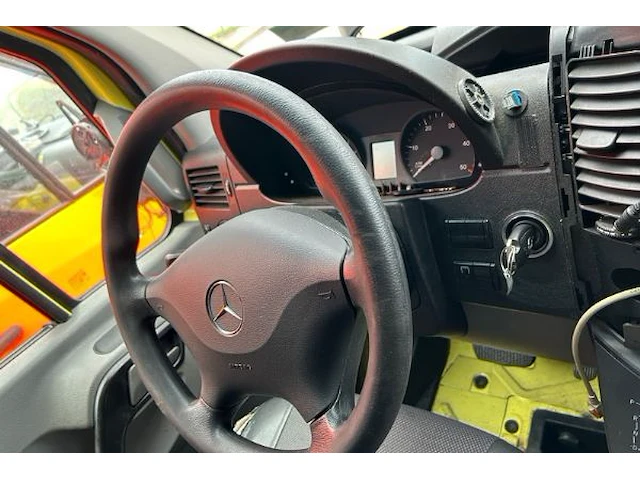 Ziekenwagen mercedes - afbeelding 11 van  16