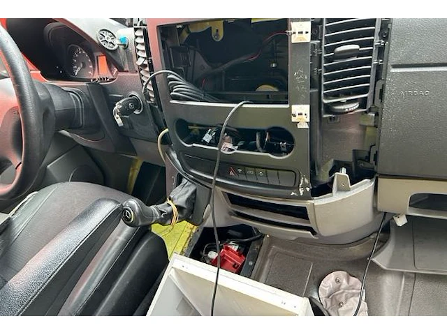 Ziekenwagen mercedes - afbeelding 12 van  16