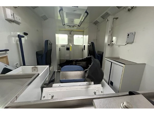 Ziekenwagen mercedes - afbeelding 16 van  16