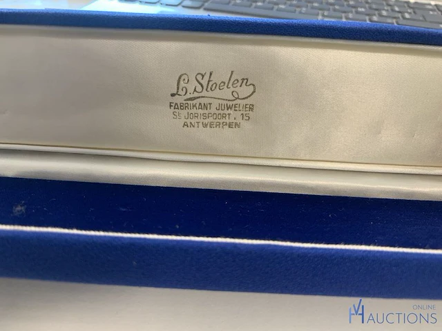 Zilverkleurige horloge met accessoire - afbeelding 11 van  11