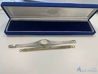 Zilverkleurige horloge met accessoire